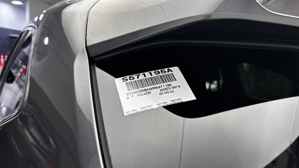 Used 2024 Toyota Highlander XLE AWD/4WD image 43