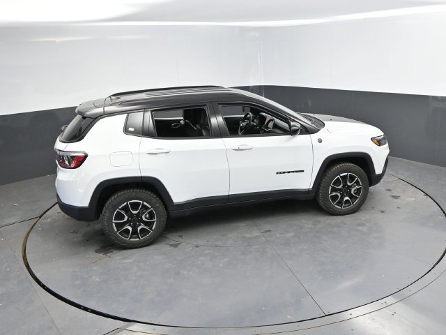 Used 2025 Jeep Compass Trailhawk AWD/4WD image 34
