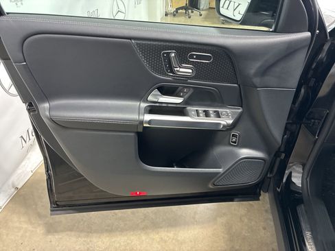 Used 2025 Mercedes-Benz GLB 250 4MATIC image 7