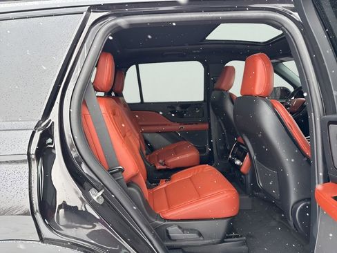 Used 2025 Lincoln Aviator Reserve w/ Jet Appearance Package AWD/4WD image 11