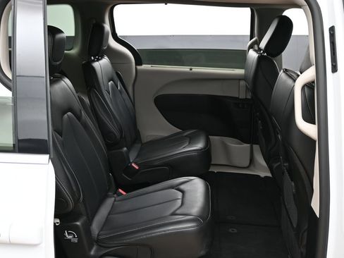 Used 2024 Chrysler Pacifica Touring-L FWD image 33
