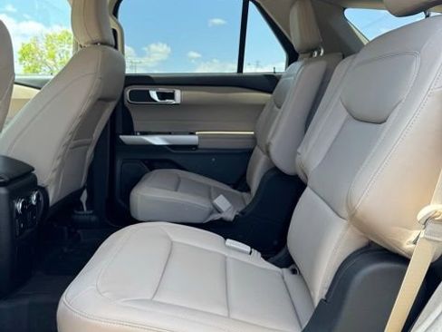 Used 2023 Ford Explorer XLT w/ Equipment Group 202A AWD/4WD image 7