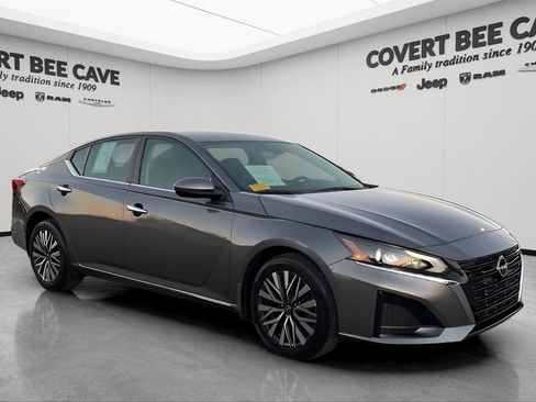 Used 2023 Nissan Altima 2.5 SV image 1