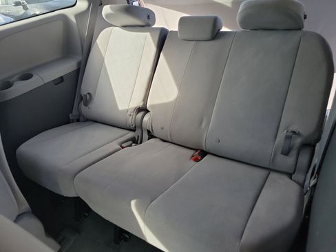 Used 2020 Toyota Sienna L w/ Carpet Mat Package image 21