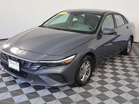 Certified 2024 Hyundai Elantra SE FWD image 4