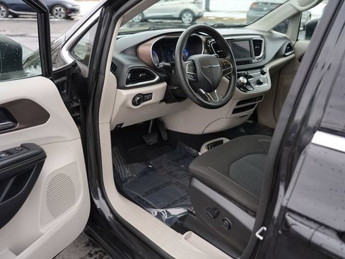 Used 2020 Chrysler Voyager LX FWD image 13