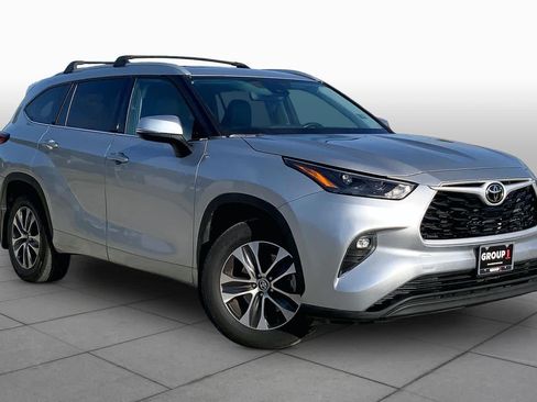 Used 2022 Toyota Highlander XLE AWD/4WD image 3