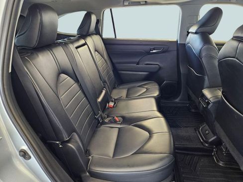 Used 2022 Toyota Highlander XLE image 28