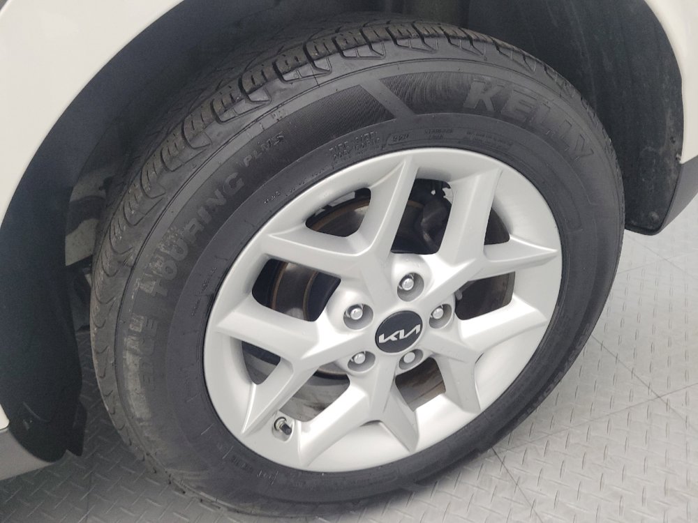Used 2025 Kia Soul LX w/ LX Technology Package FWD image 31