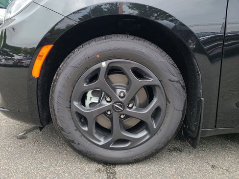 New 2023 Chrysler Pacifica Limited w/ Uconnect Theater Family Group image 13