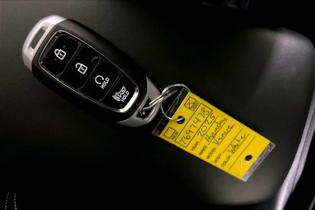 Used 2025 Hyundai Venue SEL FWD image 11