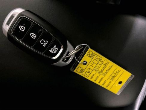 Used 2025 Hyundai Venue SEL FWD image 11