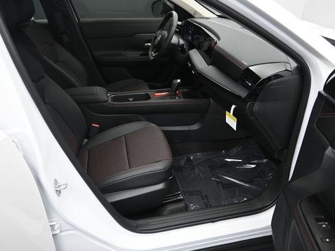 New 2026 Nissan Kicks SR FWD image 24