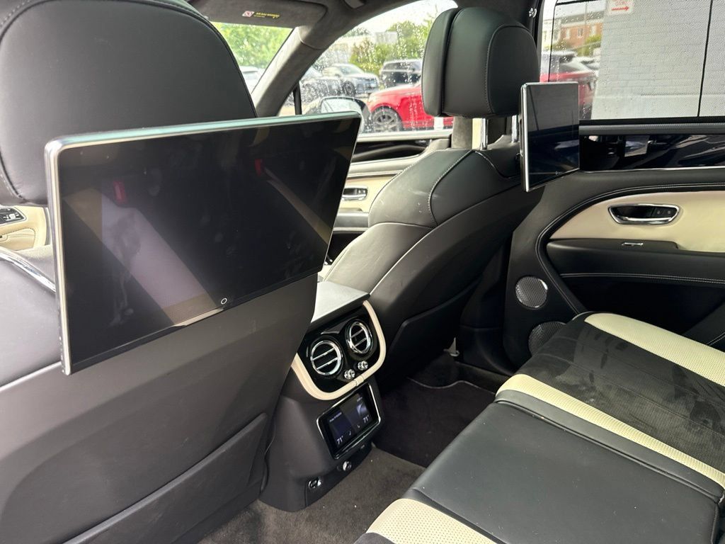 Used 2022 Bentley Bentayga AWD/4WD image 16