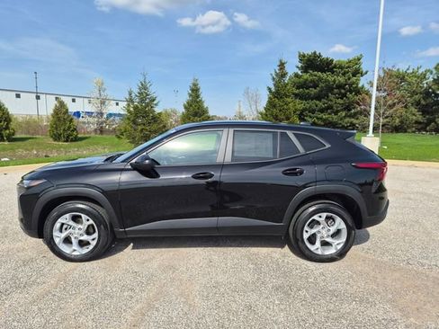 Used 2024 Chevrolet Trax LS w/ LS Convenience Package image 8