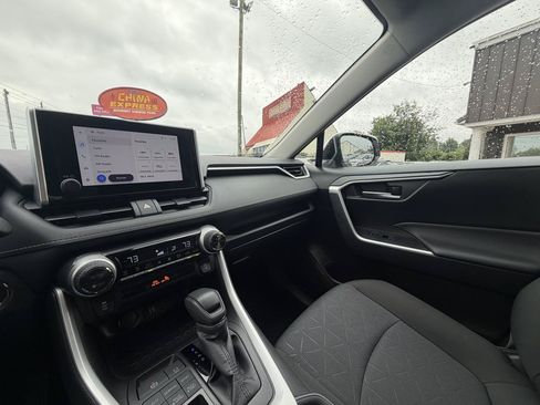 Used 2025 Toyota RAV4 XLE AWD/4WD image 23
