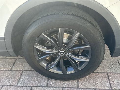 Certified 2022 Volkswagen Tiguan SE w/ Panoramic Sunroof Package image 10