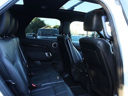 Used 2018 Land Rover Discovery SE AWD/4WD image 24