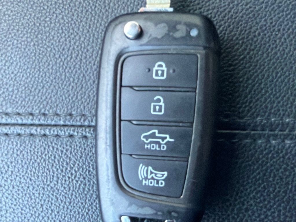 Used 2023 Hyundai Santa Cruz SE FWD image 19