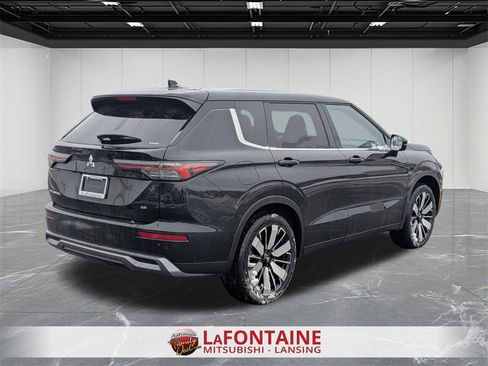 New 2026 Mitsubishi Outlander SE image 5