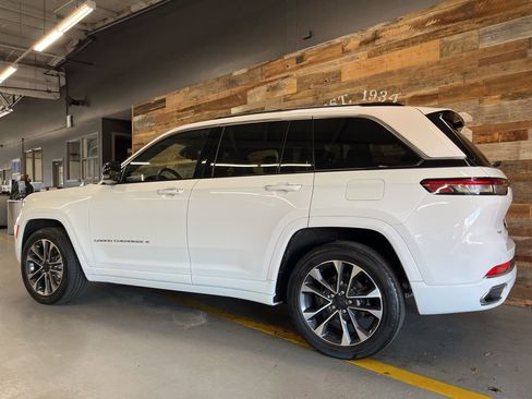 Used 2022 Jeep Grand Cherokee Overland w/ Luxury Tech Group IV AWD/4WD image 19