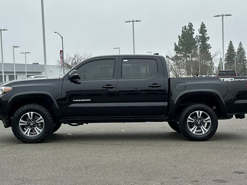 Used 2018 Toyota Tacoma TRD Sport image 9