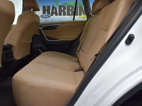 Used 2022 Toyota RAV4 LE FWD image 9