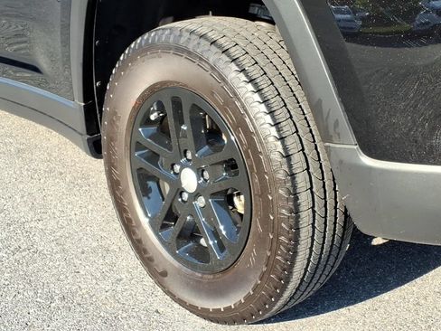 Used 2023 Jeep Grand Cherokee Laredo AWD/4WD image 9