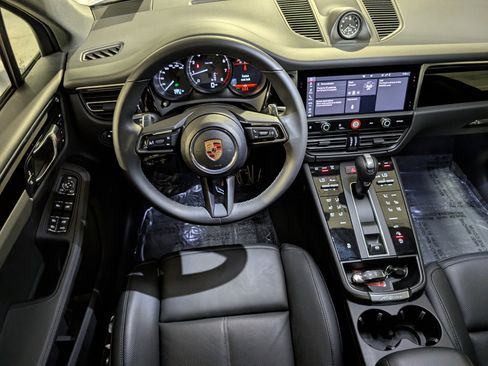 Certified 2025 Porsche Macan image 6