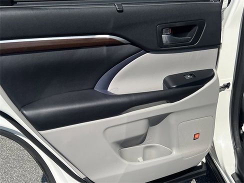 Used 2016 Toyota Highlander Limited image 23