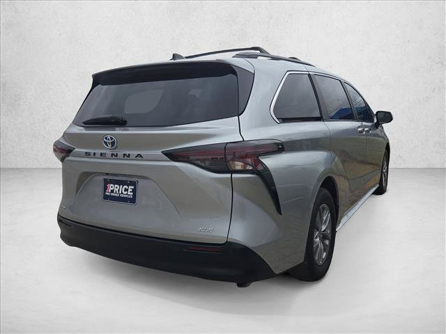Used 2025 Toyota Sienna XLE FWD image 3