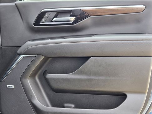 Used 2025 Chevrolet Suburban High Country image 31