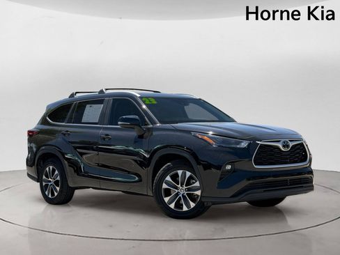 Used 2023 Toyota Highlander XLE FWD image 2