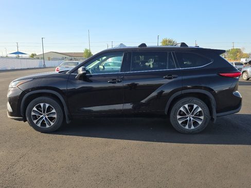 Used 2021 Toyota Highlander XLE AWD/4WD image 4