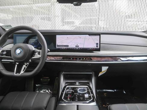 Used 2025 BMW i7 xDrive60 w/ Premium Package AWD/4WD image 9