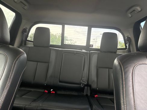 Used 2017 Nissan Titan SL w/ SL Towing Convenience Package RWD image 7