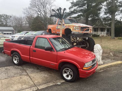 Used 2000 Chevrolet S10 Pickup LS w/ Preferred Equipment Group image 2