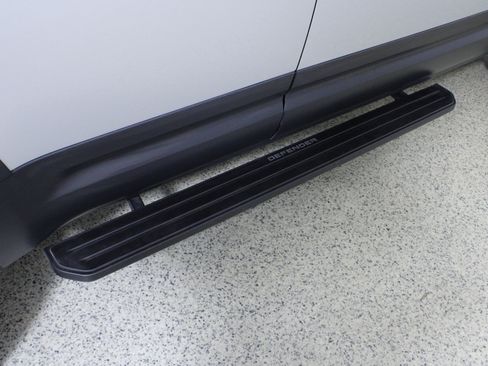 Used 2020 Land Rover Defender 110 First Edition image 9