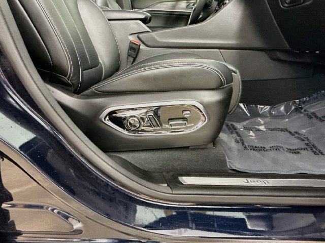 Used 2025 Jeep Grand Cherokee Overland w/ Luxury Tech Group IV AWD/4WD image 45