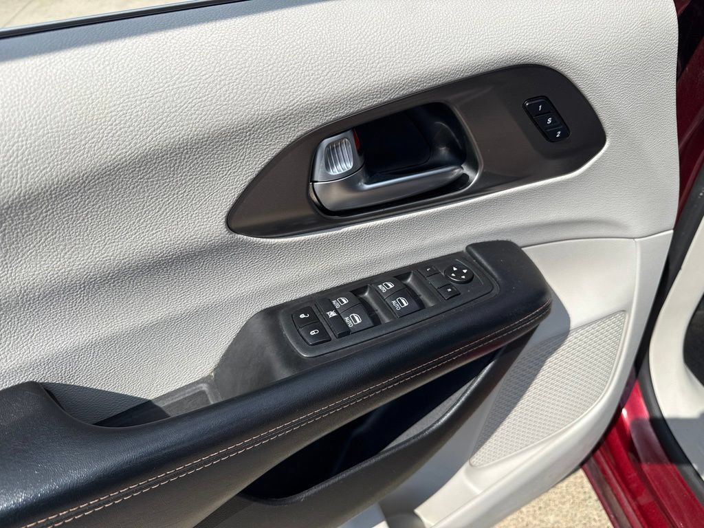 Used 2020 Chrysler Pacifica Touring-L Plus FWD image 26