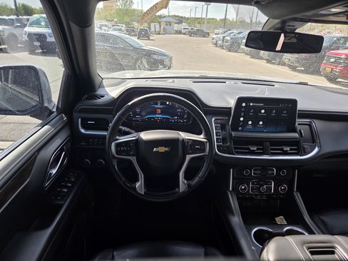 Used 2022 Chevrolet Suburban LT w/ Luxury Package AWD/4WD image 2