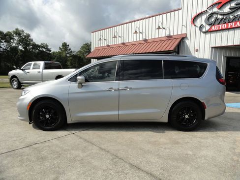 Used 2021 Chrysler Pacifica Touring-L image 3