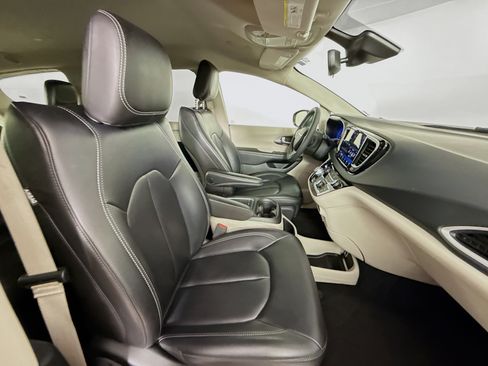 Used 2023 Chrysler Pacifica Touring-L FWD image 36