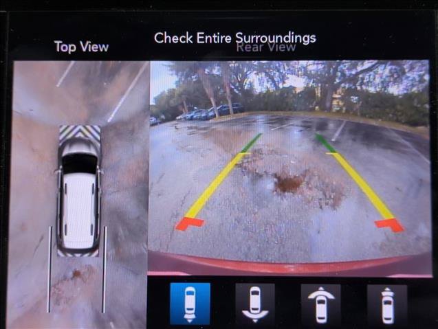 Used 2020 Chrysler Pacifica Touring-L FWD image 11