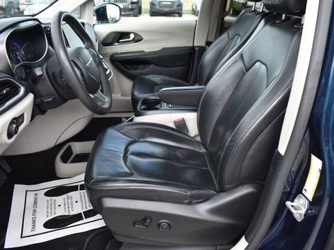 Used 2022 Chrysler Pacifica Touring-L FWD image 14