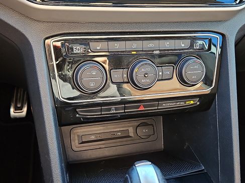 Used 2022 Volkswagen Atlas SEL Premium image 16