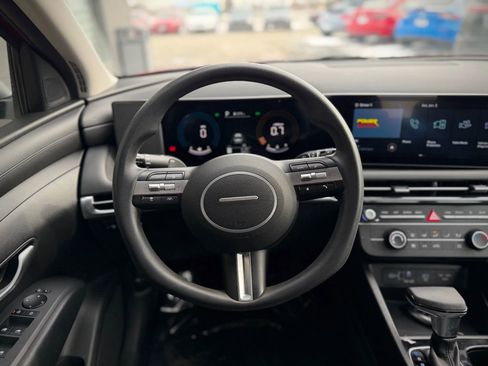 Used 2025 Hyundai Tucson SE image 11