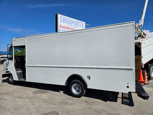 Used 2014 Ford E-450 and Econoline 450 Super Duty w/ A/C Prep Package image 5