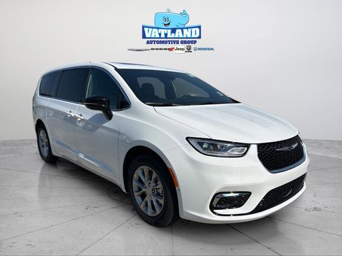 New 2026 Chrysler Pacifica Limited image 7