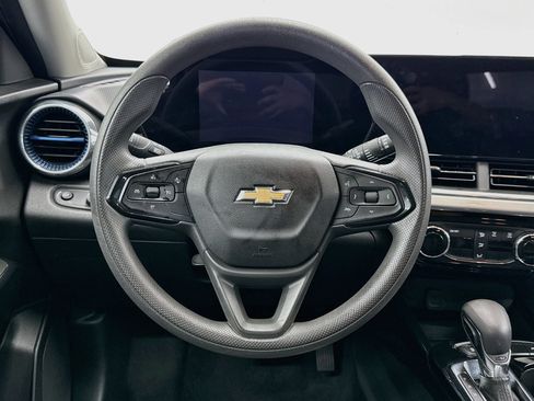 Used 2025 Chevrolet Trax LT FWD image 17